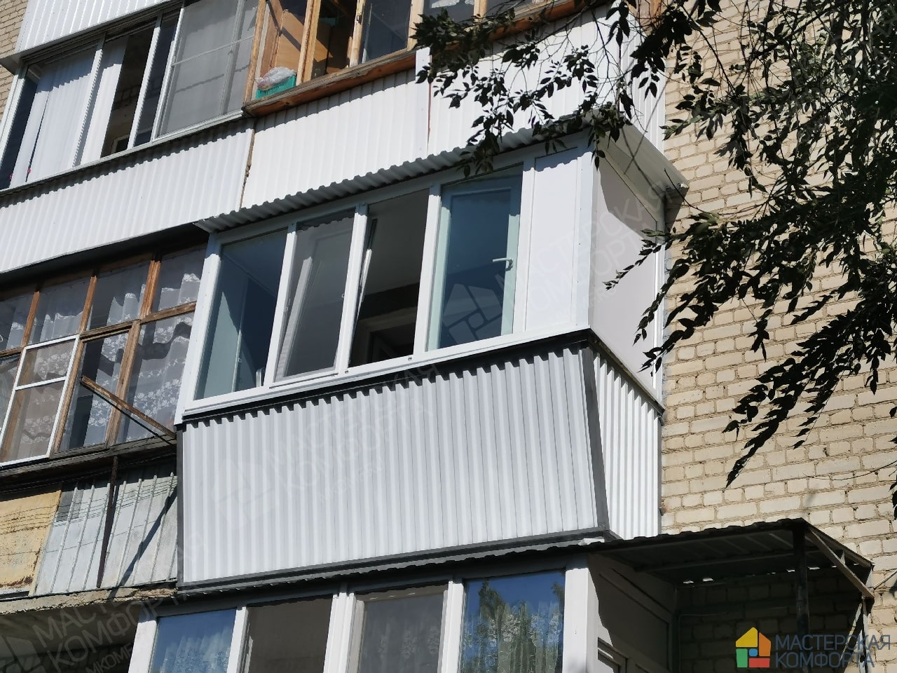 Остекленный П-образный балкон пятиэтажного кирпичного дома