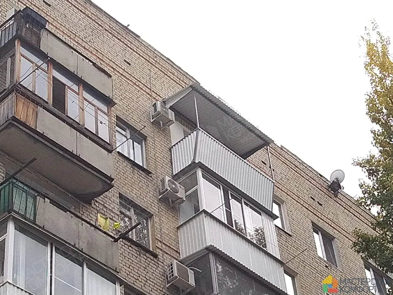 Крыша над балконом последнего этажа, вид с фасада