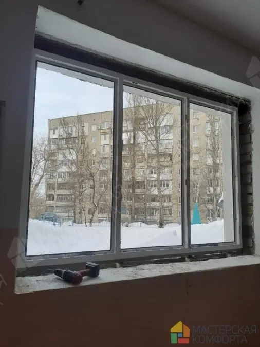 Новое пластиковое окно в помещении детского сада во время монтажа