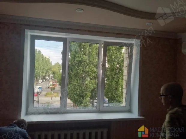 Широкое окно в жилой комнате