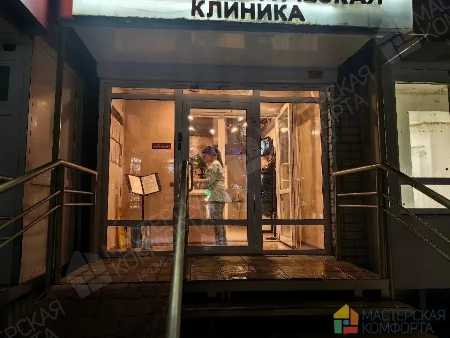 Фактически установленная алюминиевая входная группа клиники