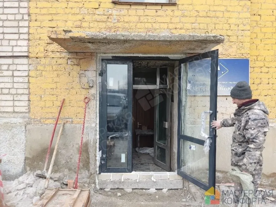 Монтаж алюминиевой входной группы офисного здания на улице Крайней в Саратове